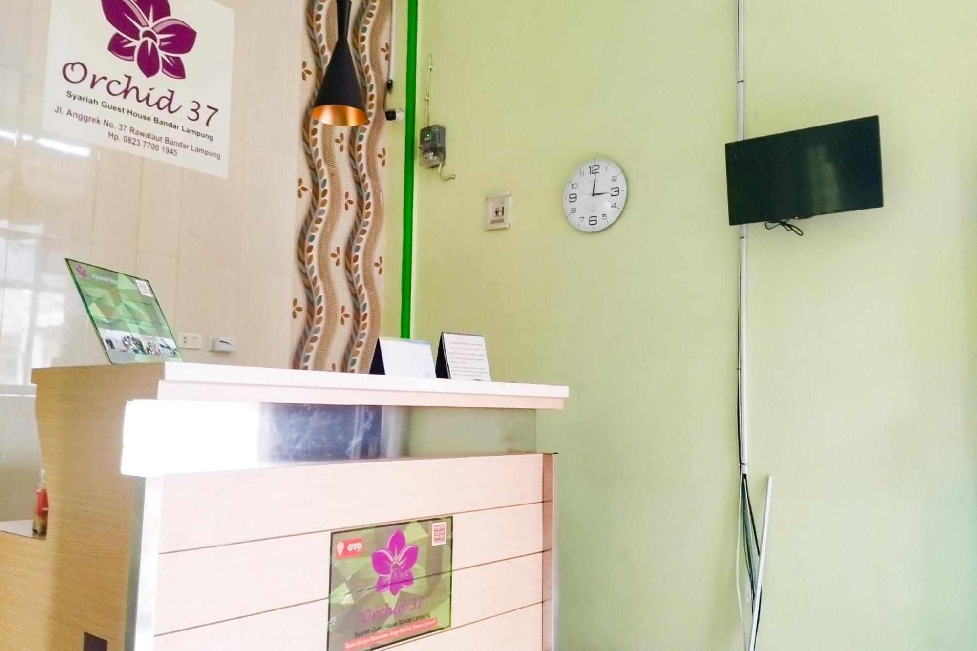 Hotel Reddoorz Syariah At Shakira Alesha Enggal Bandar Lampung Exterior foto